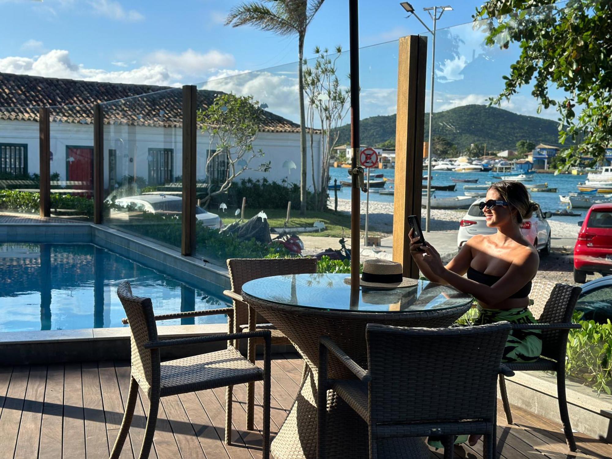 Passagem Concept Hotel e Spa Cabo Frio Buitenkant foto A woman using a mobile phone in a hotel in Brazil